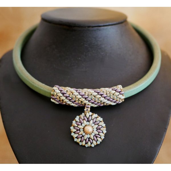 Colar pingente de couro Regaliz missangas P&uacute;rpura/verde