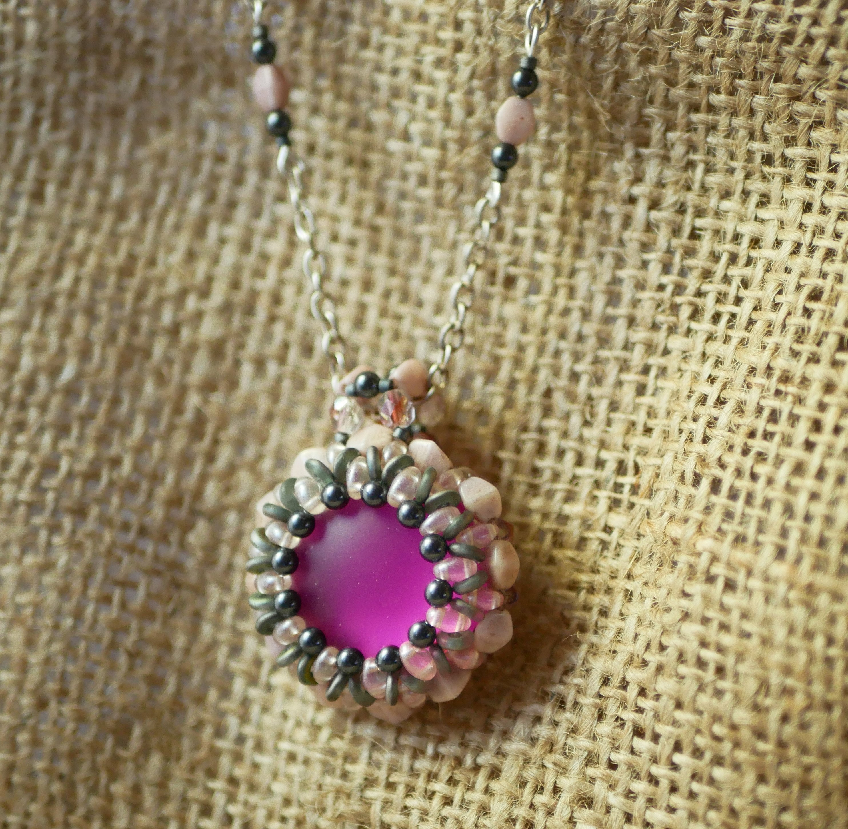 Colar pendente rosa Queensland