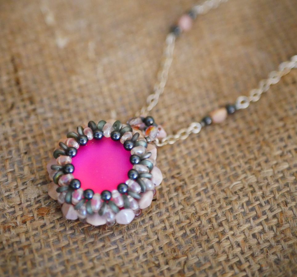 Colar pendente rosa Queensland