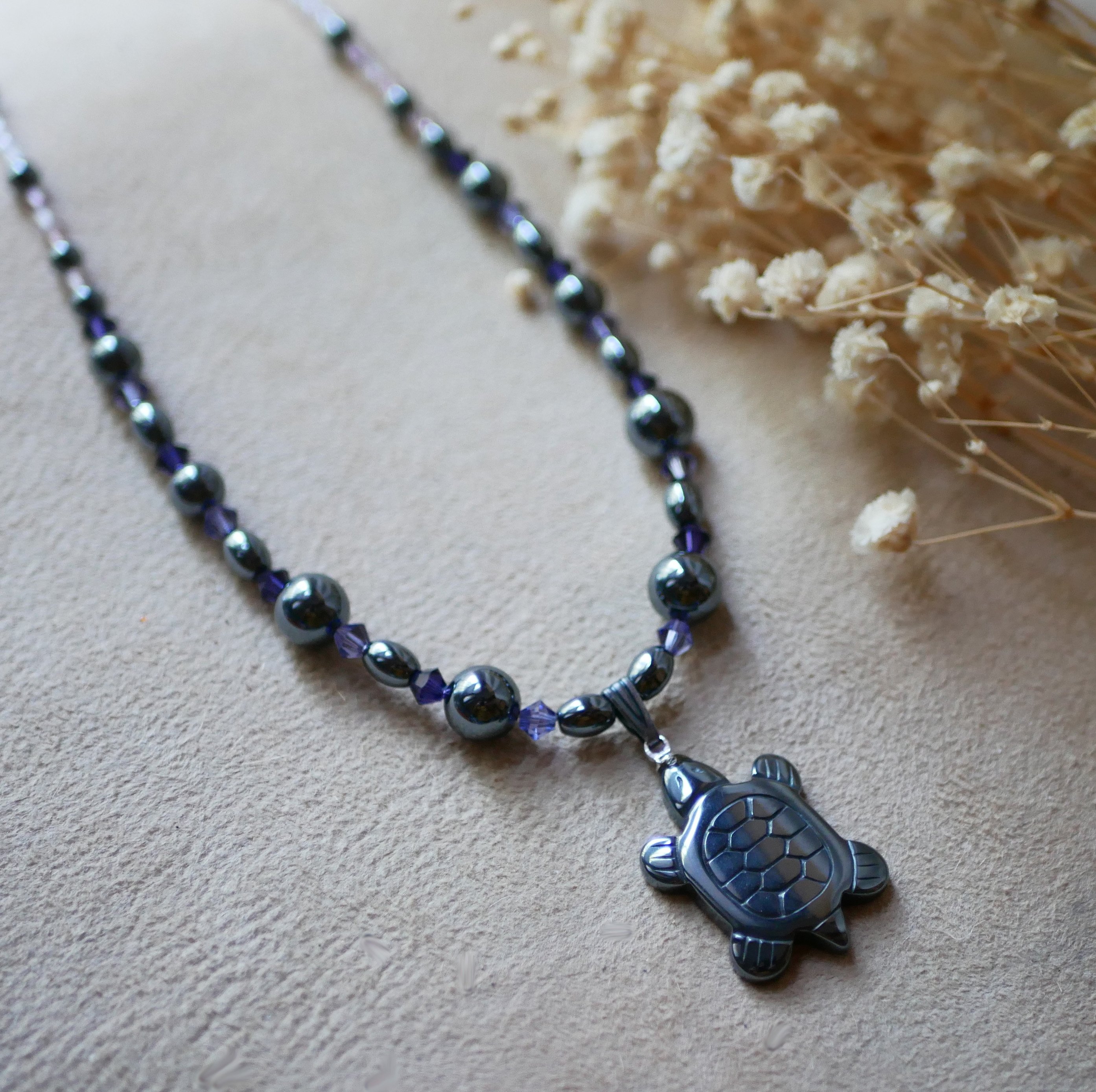 Collier au pendentif Tortue et perles en h&eacute;matite et cristal violet