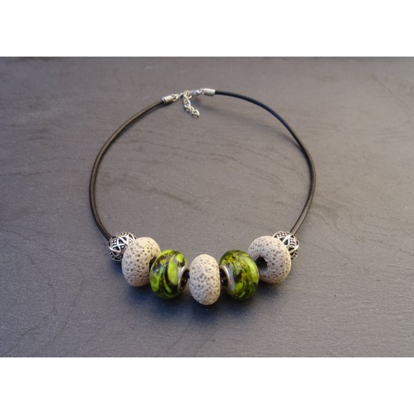 Colar de p&eacute;rolas Ecru/Olivine em couro preto