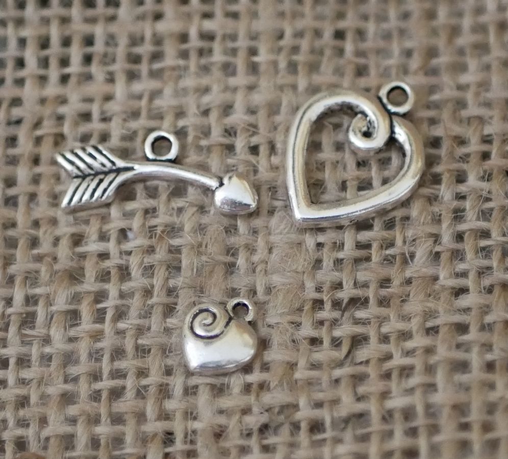 Prata T-clasp Coração, seta e encanto