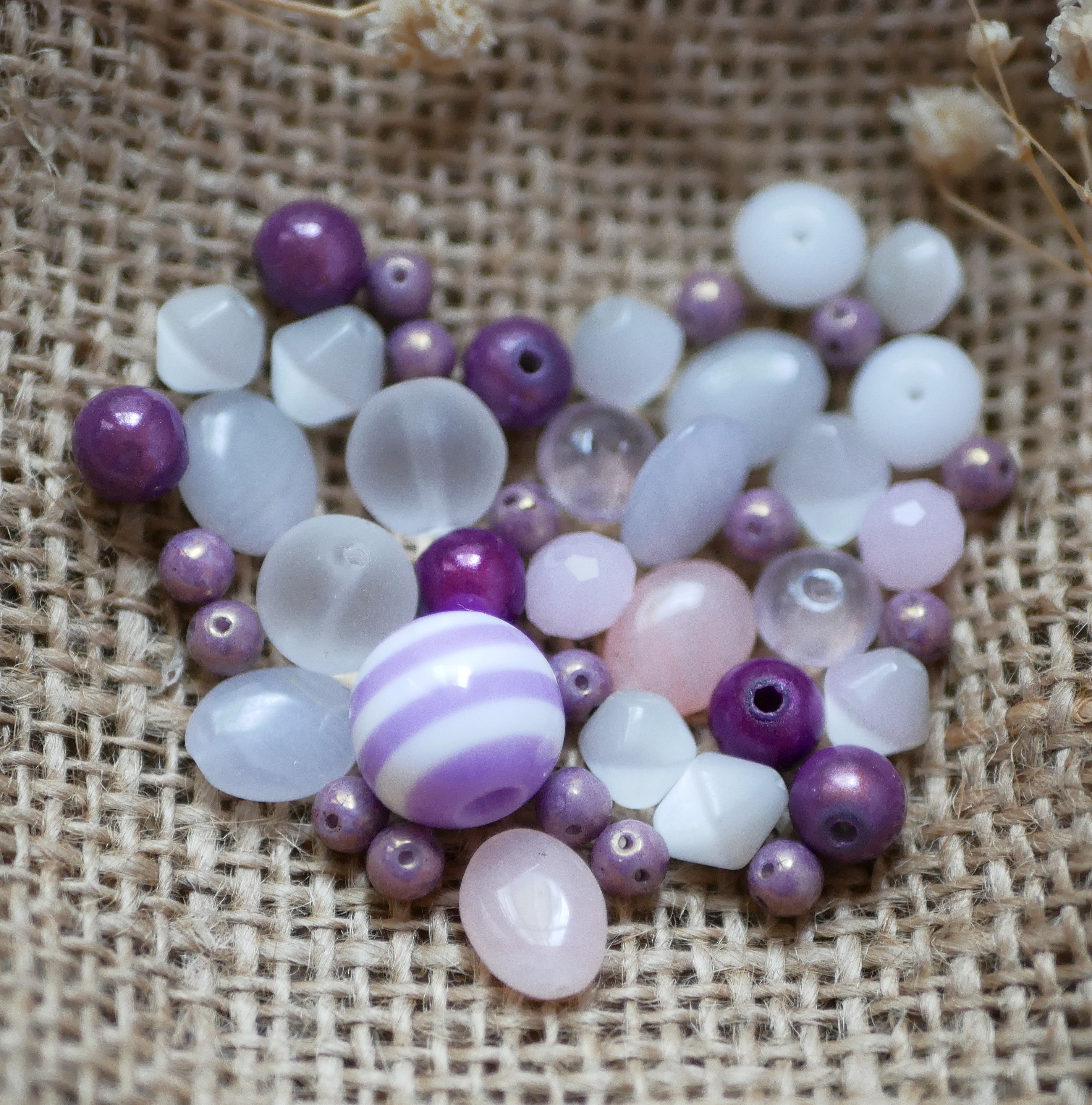 Lot de perles violet parme opale en verre press&eacute; et c&eacute;ramique