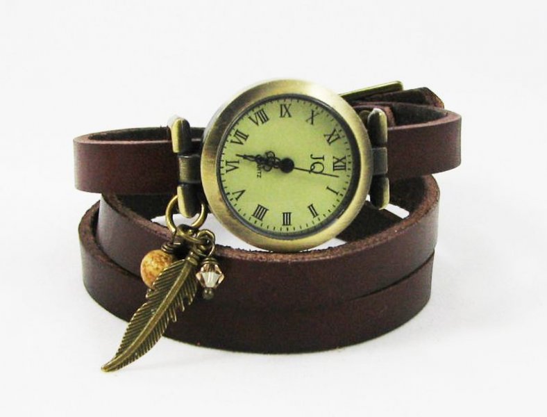 Montre bracelet cuir breloques plume et perles