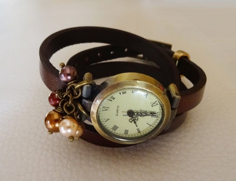 Montre bracelet 3 tours  cuir Marron  perles nacr&eacute;es