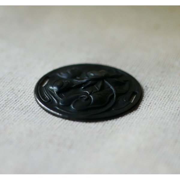 Medalh&atilde;o de l&iacute;rio de &aacute;gua em relevo de metal preto com la&ccedil;os laterais 