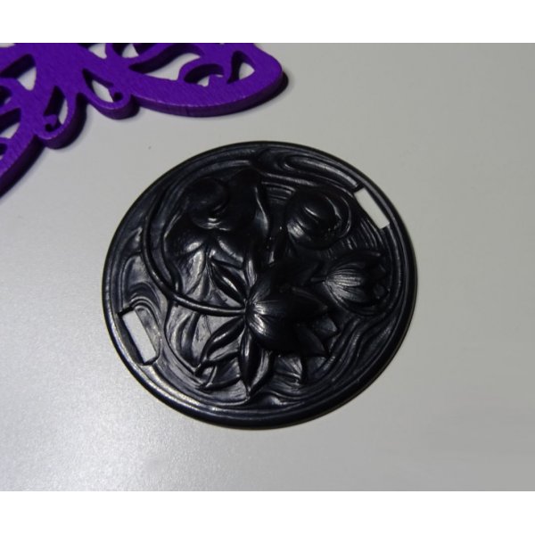 Medalh&atilde;o de l&iacute;rio de &aacute;gua em relevo de metal preto com la&ccedil;os laterais 