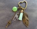 Porta-chaves de gato preto e branco com pompom verde