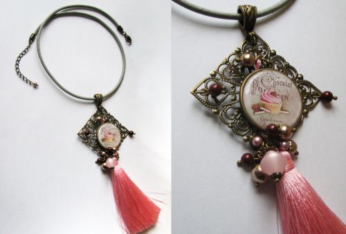Pendente de cabochon Muffin gourmand com pompom rosa