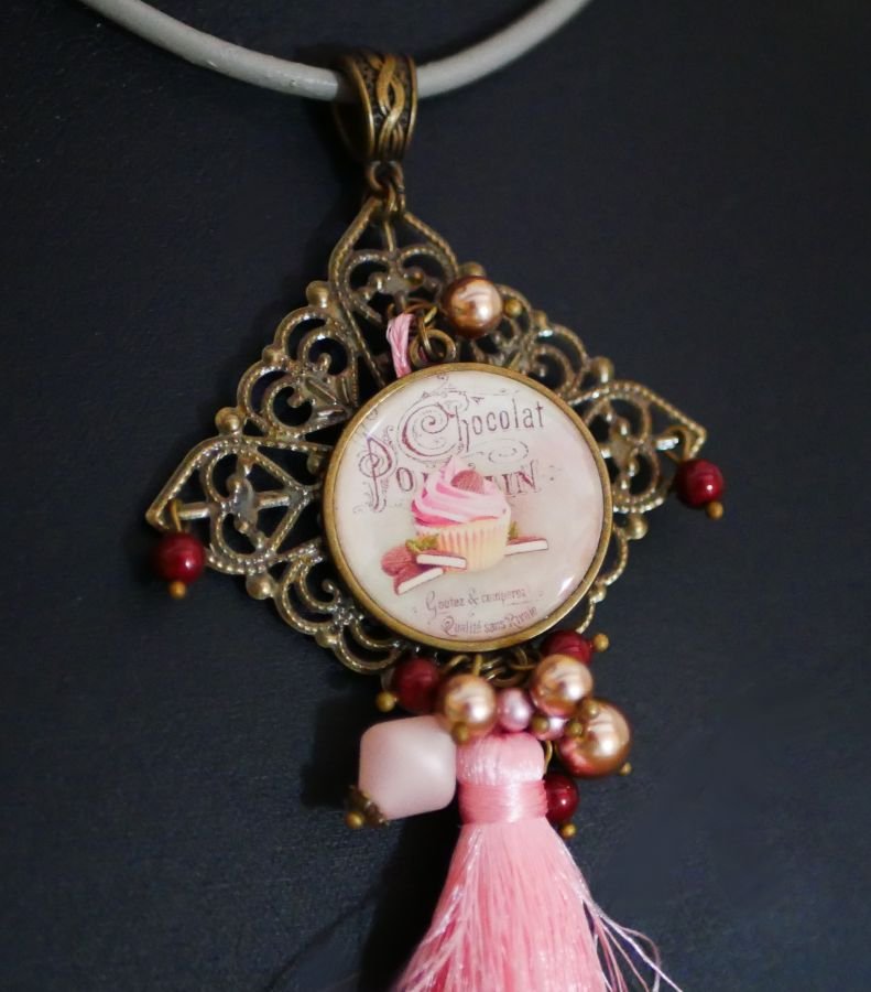 Pendente de cabochon Muffin gourmand com pompom rosa
