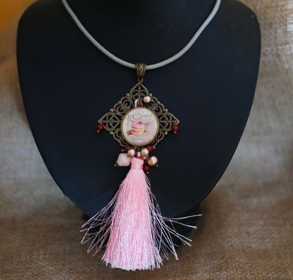 Pendente de cabochon Muffin gourmand com pompom rosa