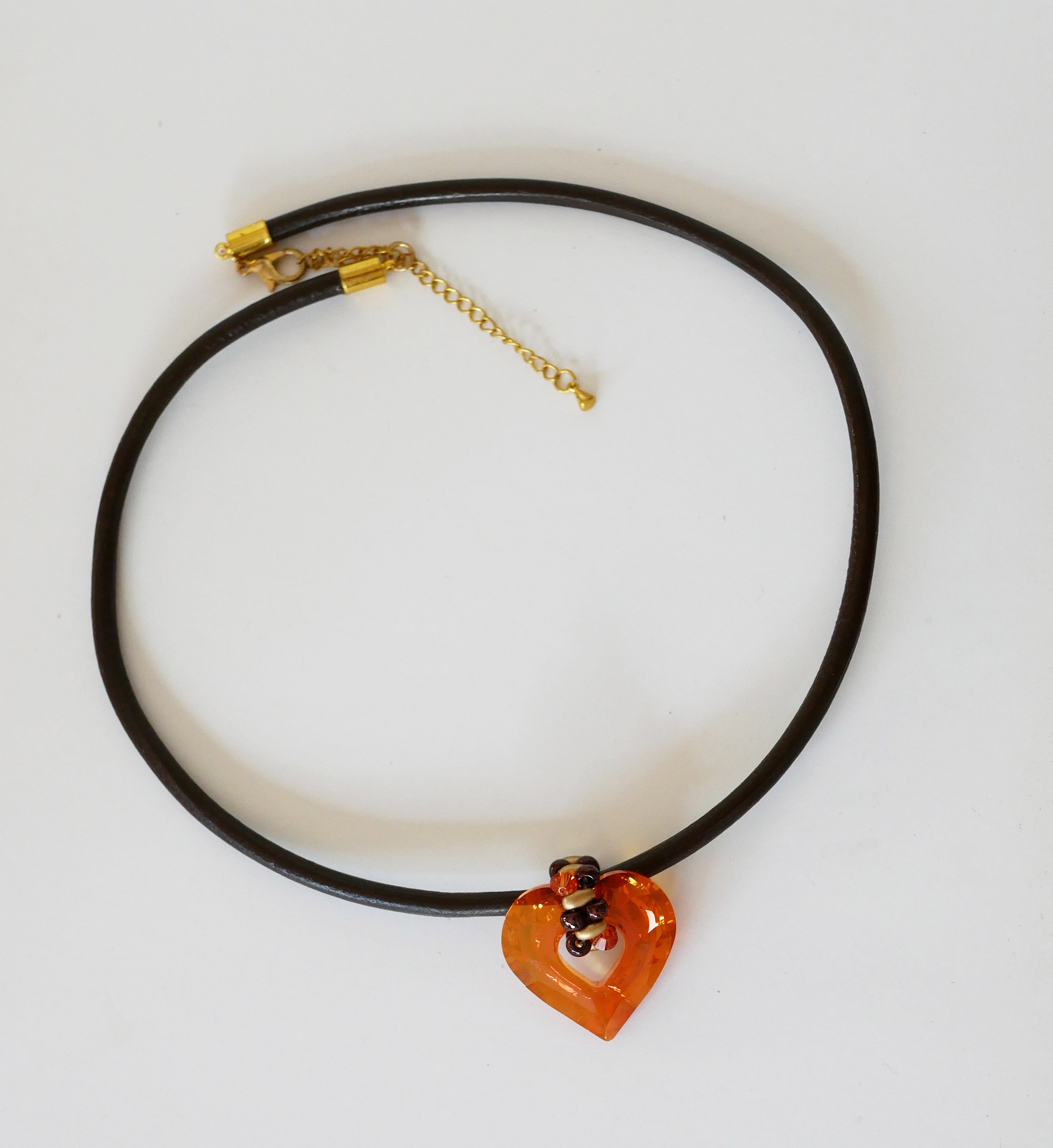 Pendente cora&ccedil;&atilde;o Swarovski em couro castanho