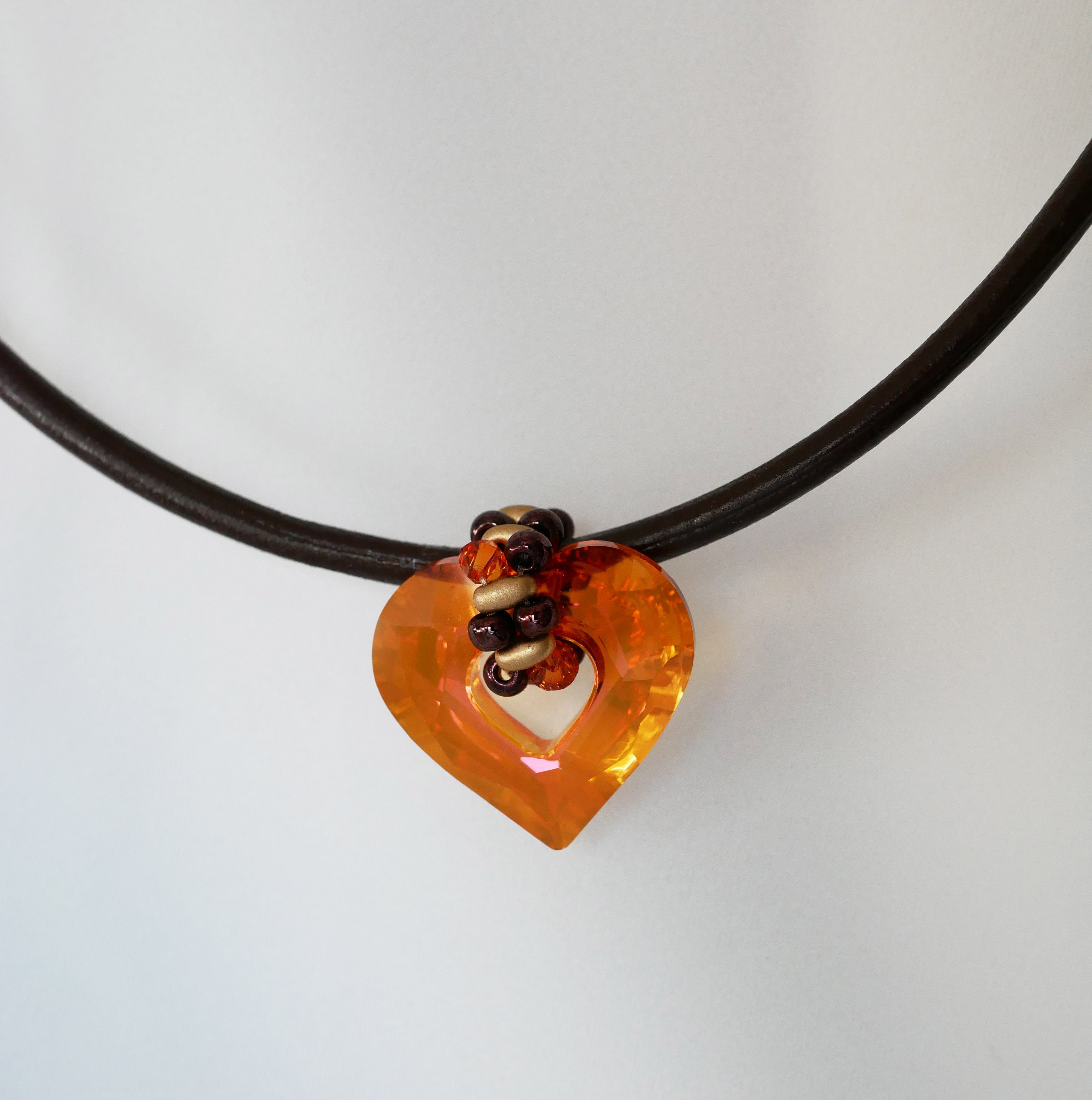 Pendente cora&ccedil;&atilde;o Swarovski em couro castanho