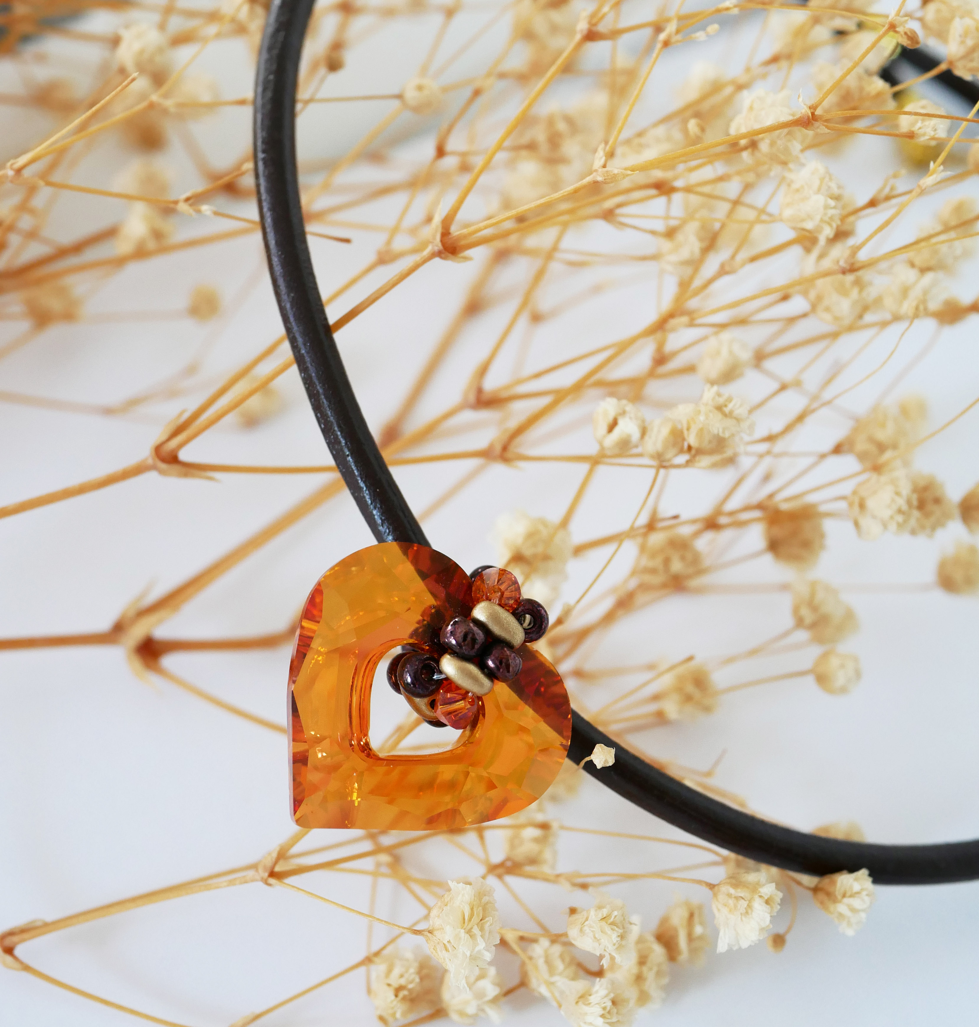 Pendente coração Swarovski em couro castanho