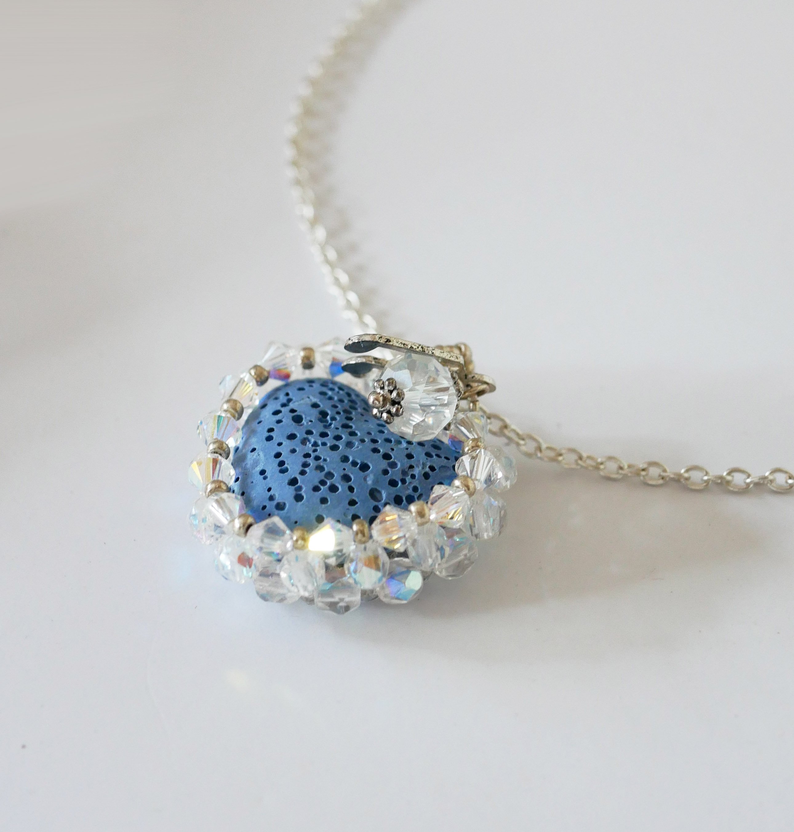 Pingente Cora&ccedil;&atilde;o de Pedra de Lava Azul sobre corrente de prata