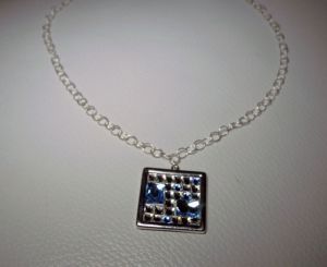 Pendente de medalhão quadrado com cabochões Swarovski