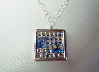 Pendente de medalhão quadrado com cabochões Swarovski