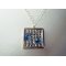 Pendente de medalhão quadrado com cabochões Swarovski
