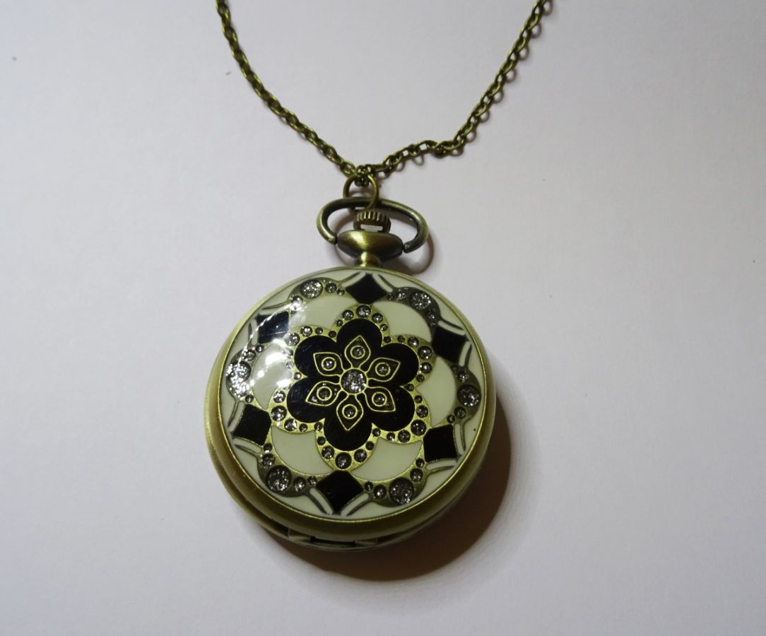 Pendente de relógio de bolso grande sobre corrente