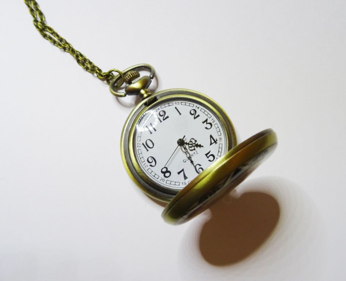 Pendente de relógio de bolso grande sobre corrente