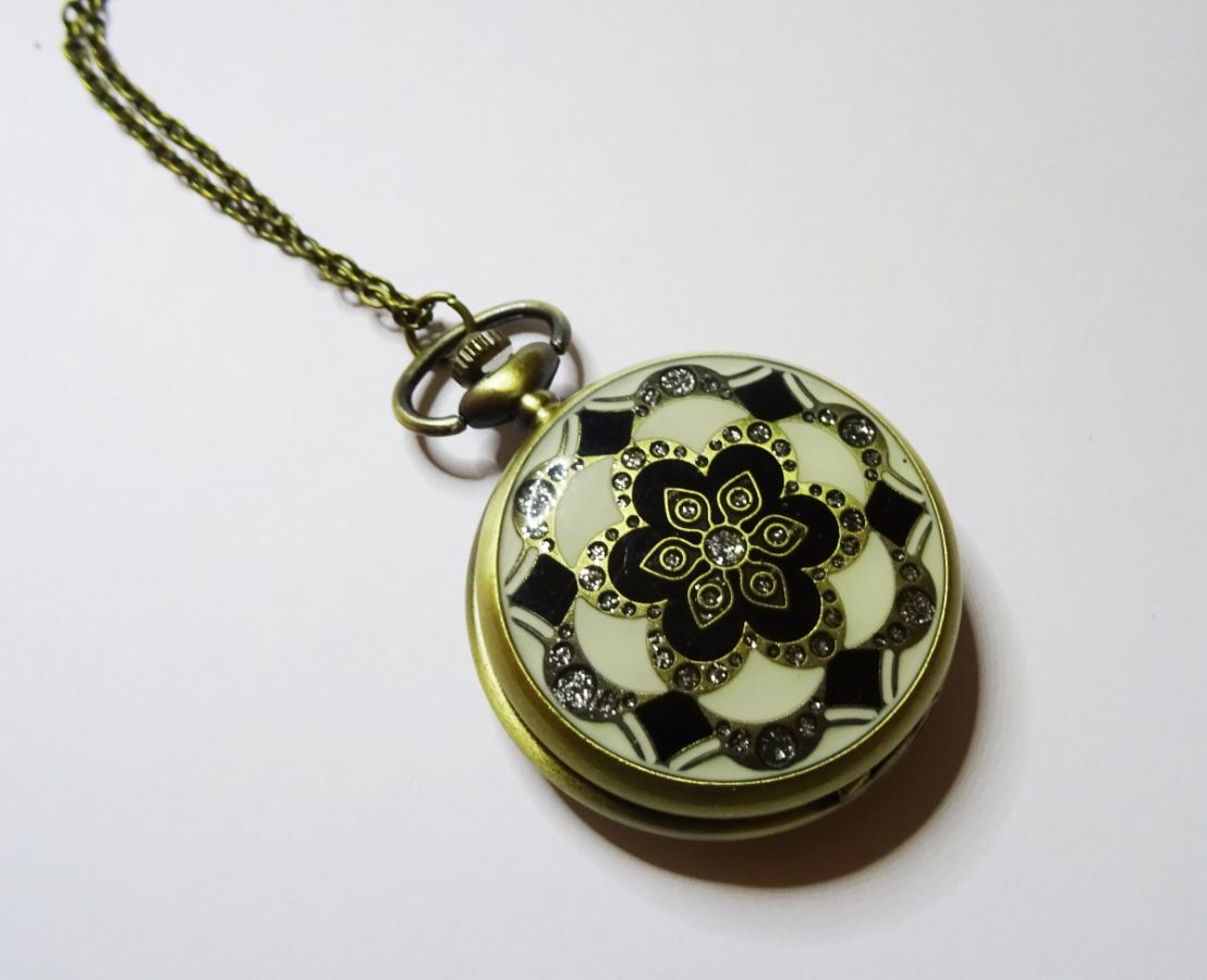 Pendente de relógio de bolso grande sobre corrente