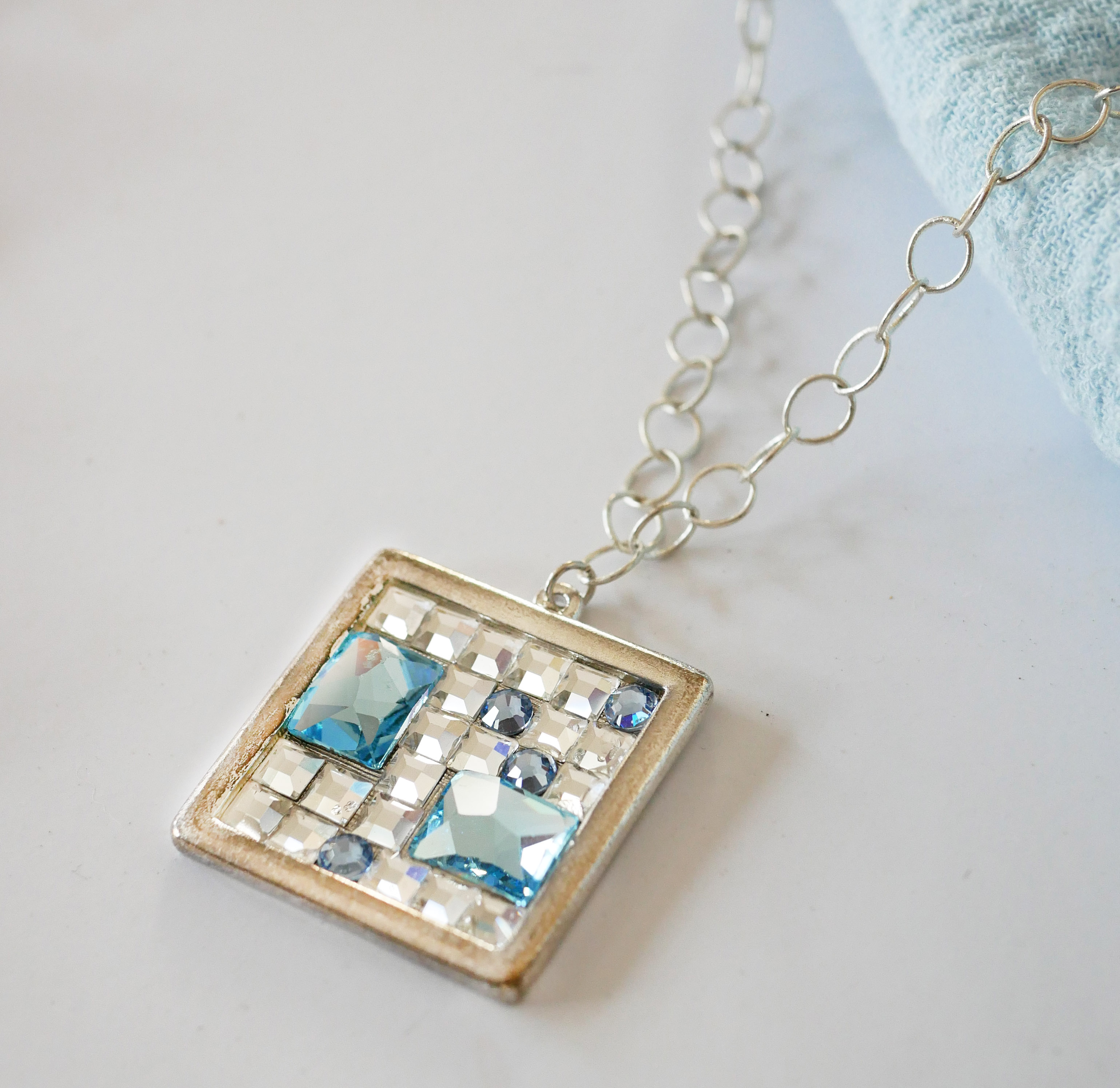 Pendente de medalhão quadrado com cabochões Swarovski
