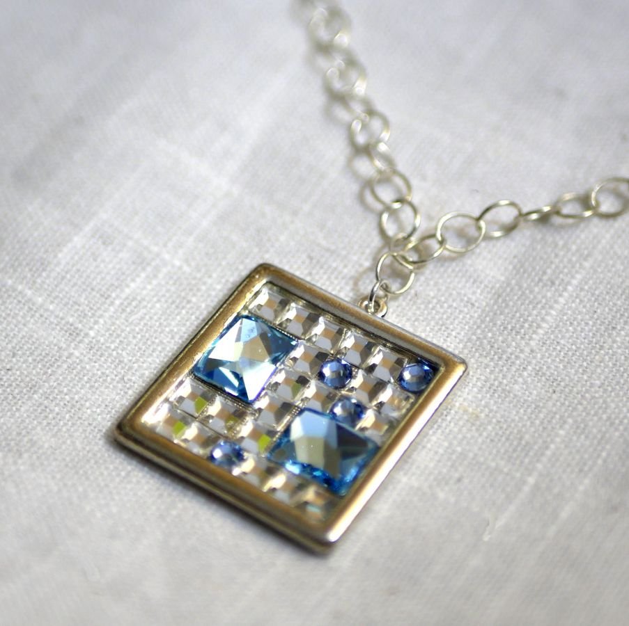 Pendente de medalhão quadrado com cabochões Swarovski