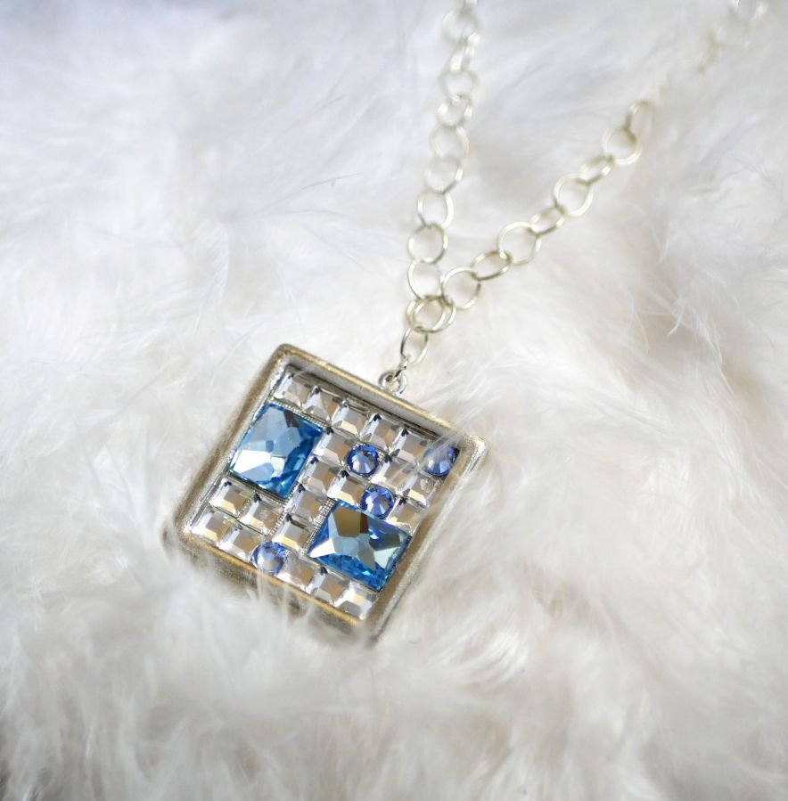 Pendente de medalhão quadrado com cabochões Swarovski