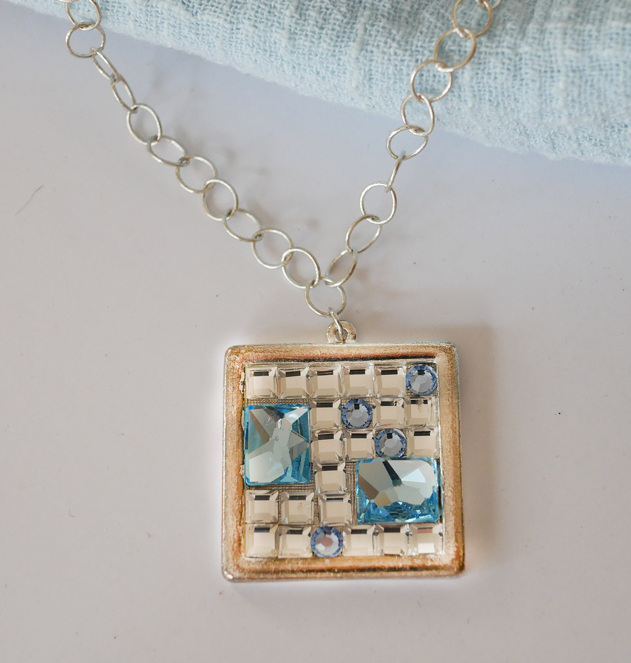 Pendente de medalhão quadrado com cabochões Swarovski