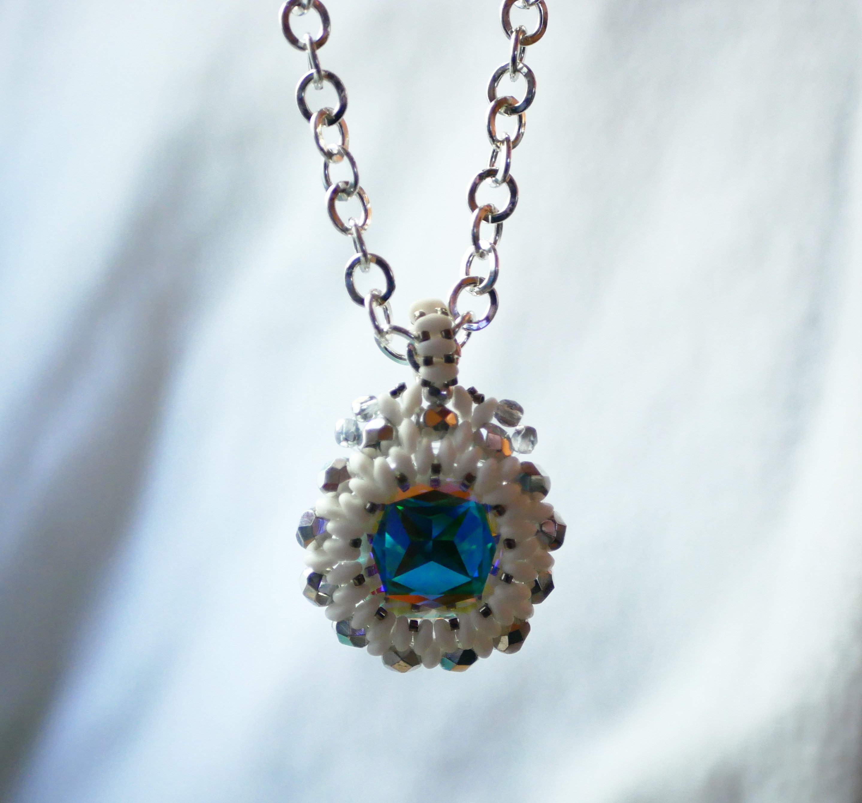 Medalh&atilde;o Super Duo branco pendente na corrente