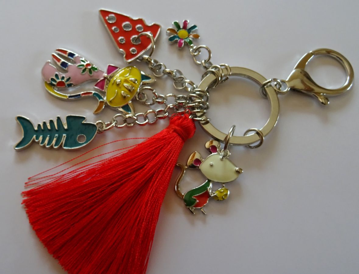 Porta-chaves pingentes de gato e rato com pompom vermelho