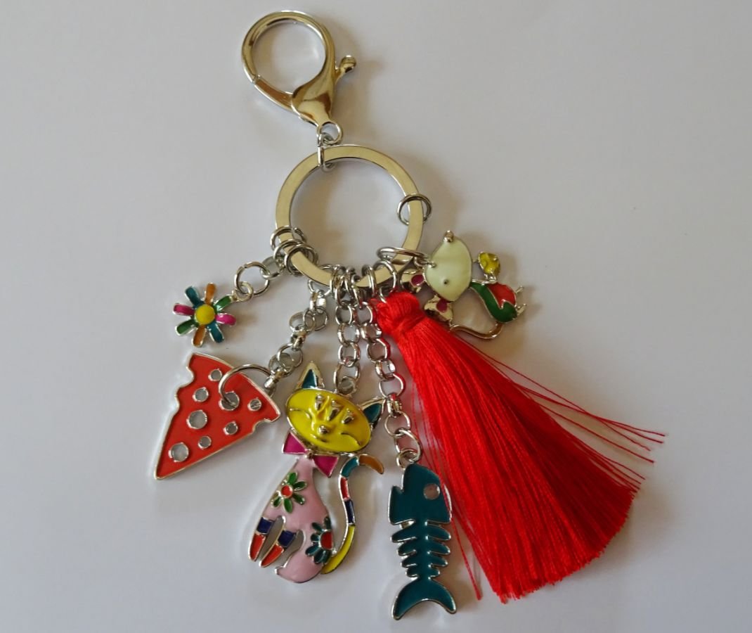 Porta-chaves pingentes de gato e rato com pompom vermelho