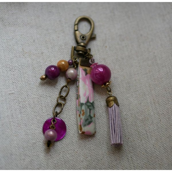 Chaveiro de saco de p&eacute;rolas Fuchsia com pompom p&uacute;rpura