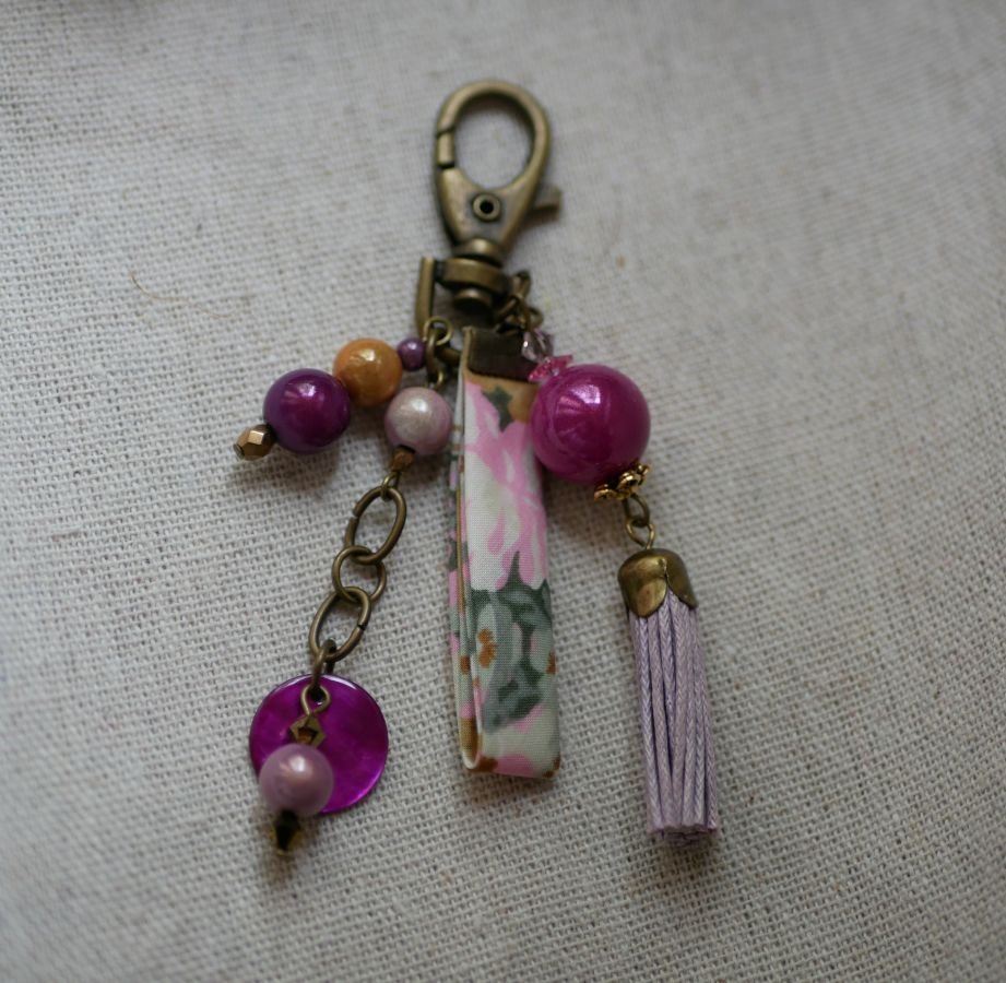 Chaveiro de saco de pérolas Fuchsia com pompom púrpura