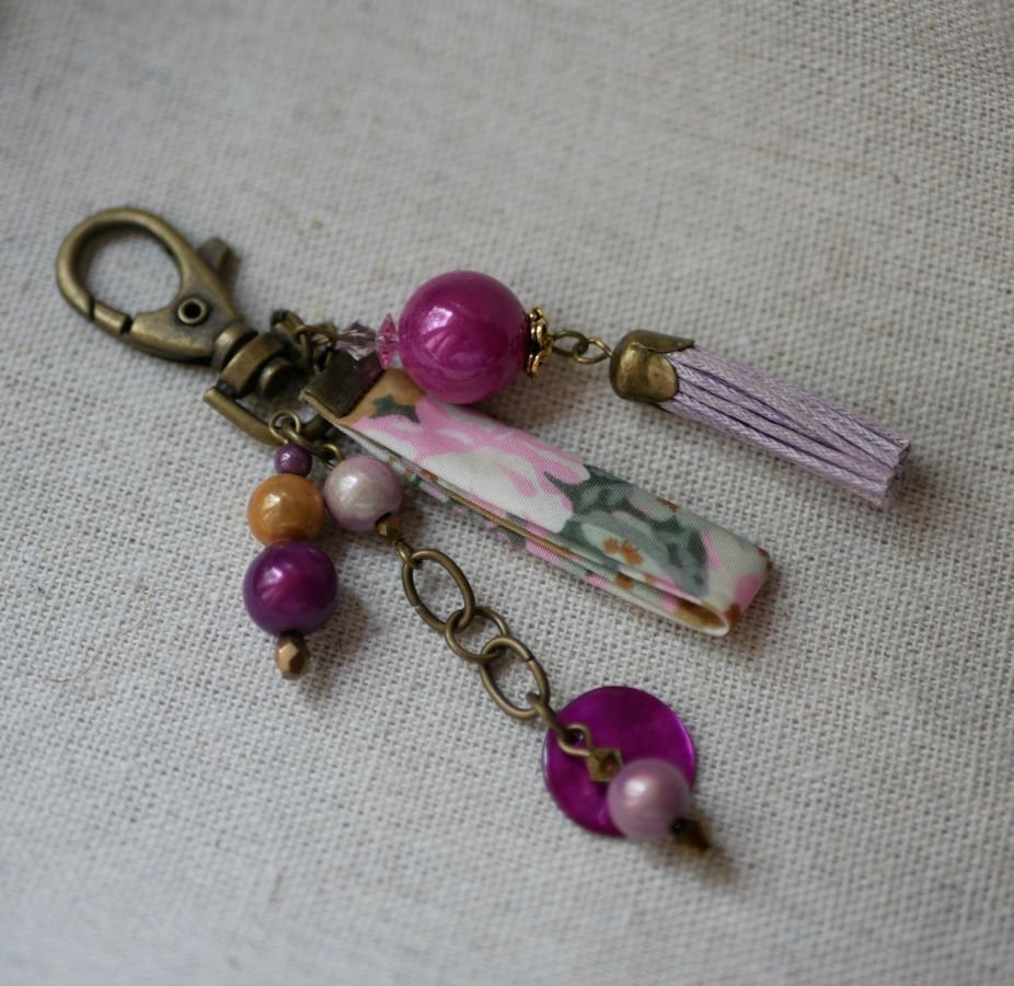 Chaveiro de saco de pérolas Fuchsia com pompom púrpura