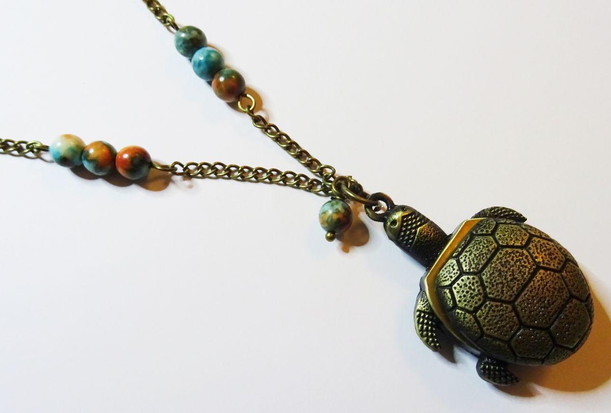 Tartaruga pendente longa com pérolas 