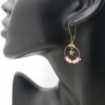 Boucles d'oreilles petites cr&eacute;oles laiton aux perles rose et p&ecirc;che