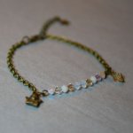 Bracelete de corrente fina branca e dourada