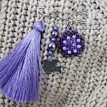 Broche de Amizade P&uacute;rpura com Pompon 