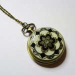 Pendente de relógio de bolso grande sobre corrente