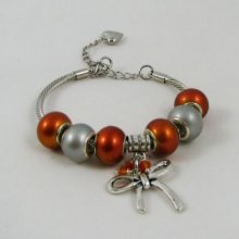 Pulseira de prata com missangas e laço cor-de-laranja