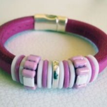 Regalize o couro e pulseira de pérolas cor-de-rosa