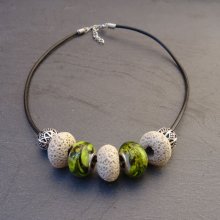 Colar de pérolas Ecru/Olivine em couro preto