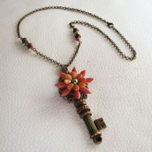 Colar de chave e pingente de flores com pérolas na corrente