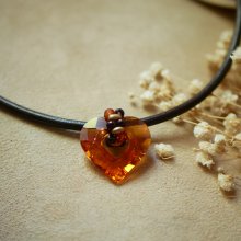 Pendente coração Swarovski em couro castanho