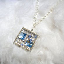 Pendente de medalhão quadrado com cabochões Swarovski