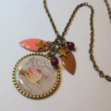 Colar pendente de cabochon com muffin e lantejoulas gourmet
