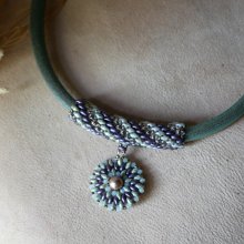 Colar pingente de couro Regaliz missangas Púrpura/verde