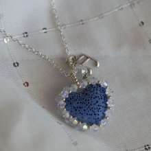 Pingente Coração de Pedra de Lava Azul sobre corrente de prata