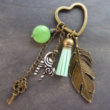 Porta-chaves de gato preto e branco com pompom verde